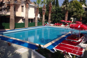 ÇEŞME TATİL KÖYÜ ÇİCEK KOKULARI, ÇAM, PALMİYE AĞAÇLARI İÇERİSİNDE